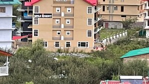A multi-story building with a sign reading "JAMIA REGENCY". - Hotel Jamla Regency Manali (Manali)