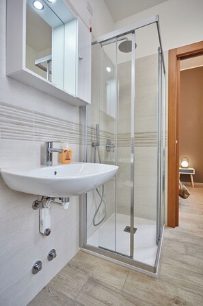 Dusj, hårføner, bidé og håndklær