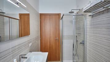 Douche, sèche-cheveux, bidet, serviettes fournies