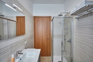 Shower, hair dryer, bidet, towels - Charming apartment 3 bedrooms, 5 minutes walk from lake and train station (Lecco)