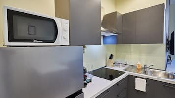 Geladeira, micro-ondas, cooktop, lava-louças