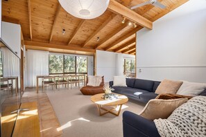 Smart TV, fireplace, table tennis, books - BLAIRGOWRIE BEACH BEAUTY, HOLIDAY FAMILY ENTERTAINER, STUNNING SETTING! (Blairgowrie)
