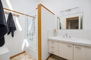 Shower, hair dryer, towels - BLAIRGOWRIE BEACH BEAUTY, HOLIDAY FAMILY ENTERTAINER, STUNNING SETTING! (Blairgowrie)