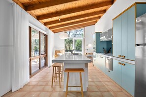 Fridge, microwave, oven, stovetop - BLAIRGOWRIE BEACH BEAUTY, HOLIDAY FAMILY ENTERTAINER, STUNNING SETTING! (Blairgowrie)