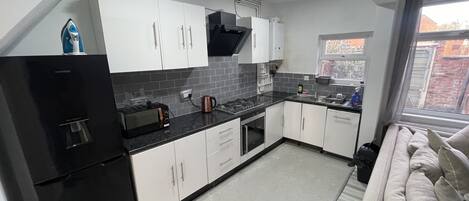 Refrigerador, microondas, horno y parrilla de estufa