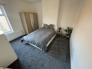 4 bedrooms, iron/ironing board, WiFi, bed sheets - Spacious 4-Bedroom House in Manchester! (Manchester)