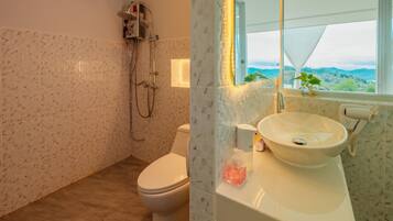 Deluxe kamer | Badkamer | Een bad/douchecombinatie, een bubbelbad, een regendouche
