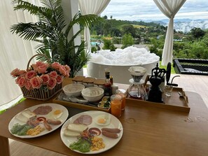 Family dining - Cherpue Chiangmai (Mae Taeng)