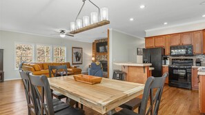 Interior - Wine Country Cabin in Hendersonville (Hendersonville)