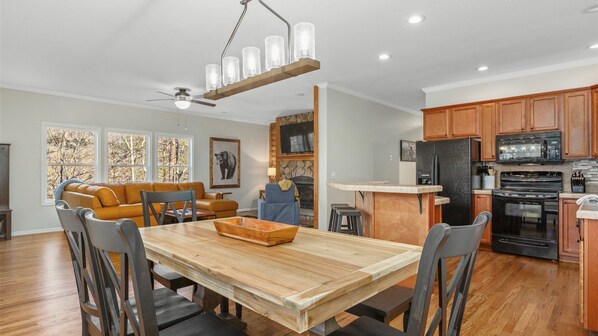Interior - Wine Country Cabin in Hendersonville (Hendersonville)