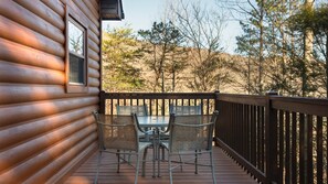 Outdoor dining - Wine Country Cabin in Hendersonville (Hendersonville)