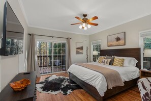 3 bedrooms, desk, iron/ironing board, free WiFi - Wine Country Cabin | Hendersonville (Hendersonville)