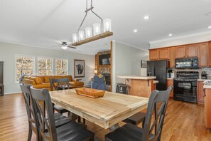 Interior - Wine Country Cabin | Hendersonville (Hendersonville)