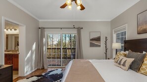 3 bedrooms, desk, iron/ironing board, free WiFi - Wine Country Cabin in Hendersonville (Hendersonville)