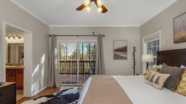 3 bedrooms, WiFi, bed sheets - Wine Country Cabin in Hendersonville (Hendersonville)