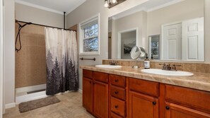 Hair dryer, towels - Wine Country Cabin in Hendersonville (Hendersonville)