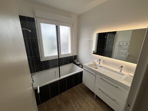 Dusche, Haartrockner, Toilettenpapier