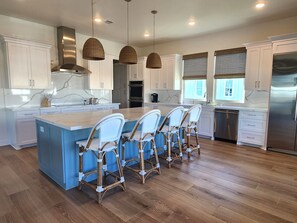Fridge, microwave, oven, stovetop - Ultimate Beach Escape -4BR Luxury with EV Charging (Galveston)