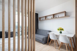 Suíte estúdio urbana | Área de estar | TV de tela plana 37 polegadas com canais a cabo