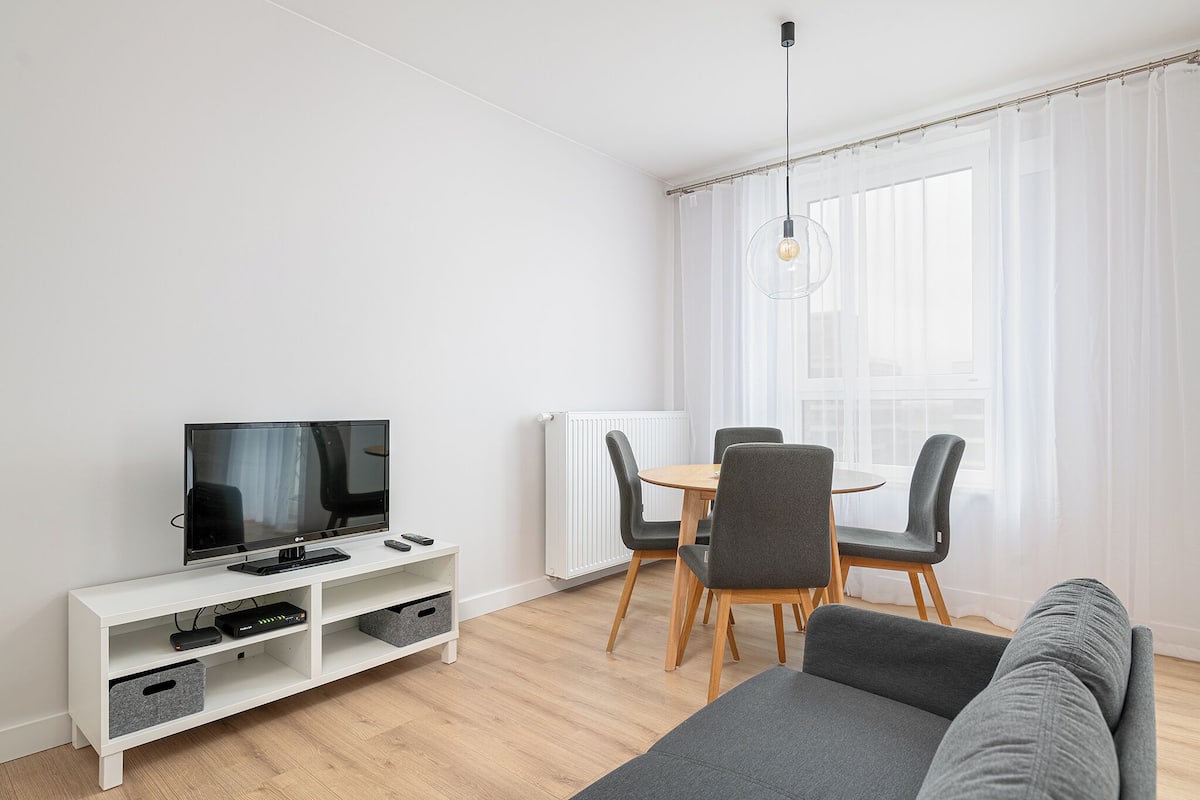 Estudio estándar | Área de sala de estar | Televisión de pantalla plana de 37 pulgadas con canales por cable
