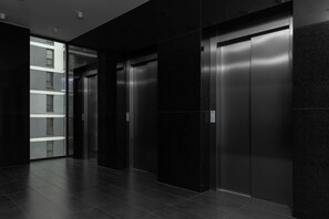 Lift - Bliska Wola Modern Studio by Renters (Warsaw)