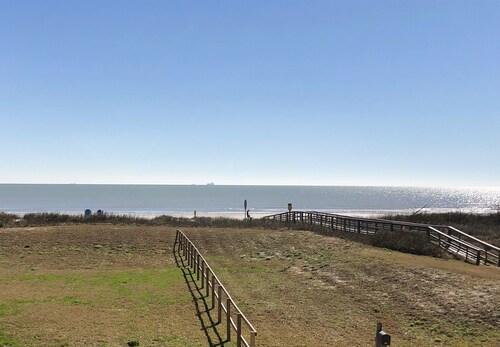 1 Min Walk to Beach! - Sleeps 6 - Just Beachy