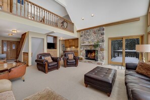 Televisie, een open haard en een dvd-speler