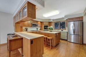 Een koelkast, een microgolfoven, een oven, een vaatwasser