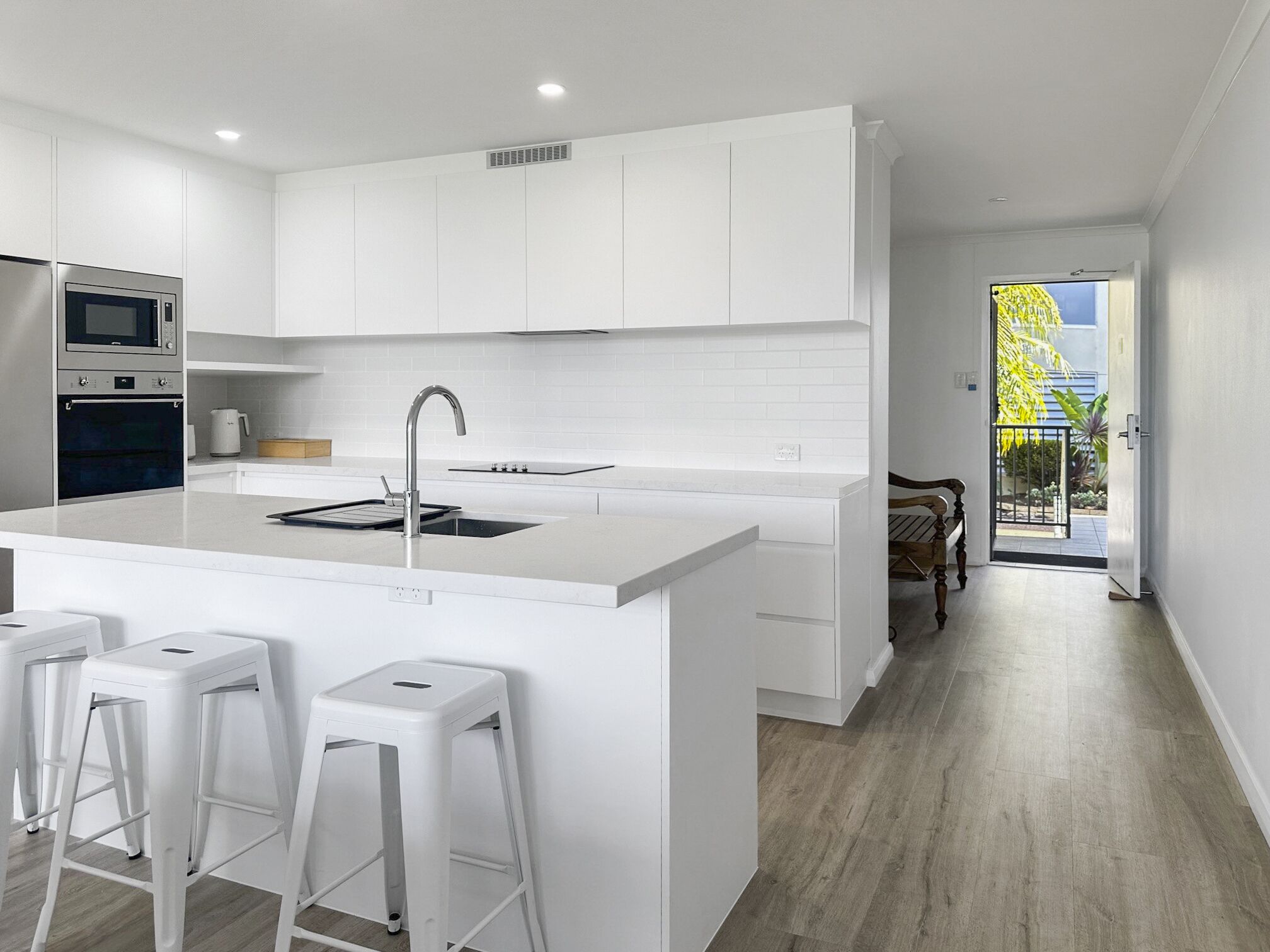 Geladeira, micro-ondas, fogão, cooktop