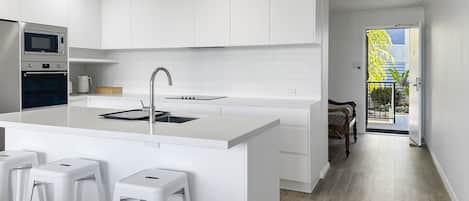 Geladeira, micro-ondas, fogão, cooktop