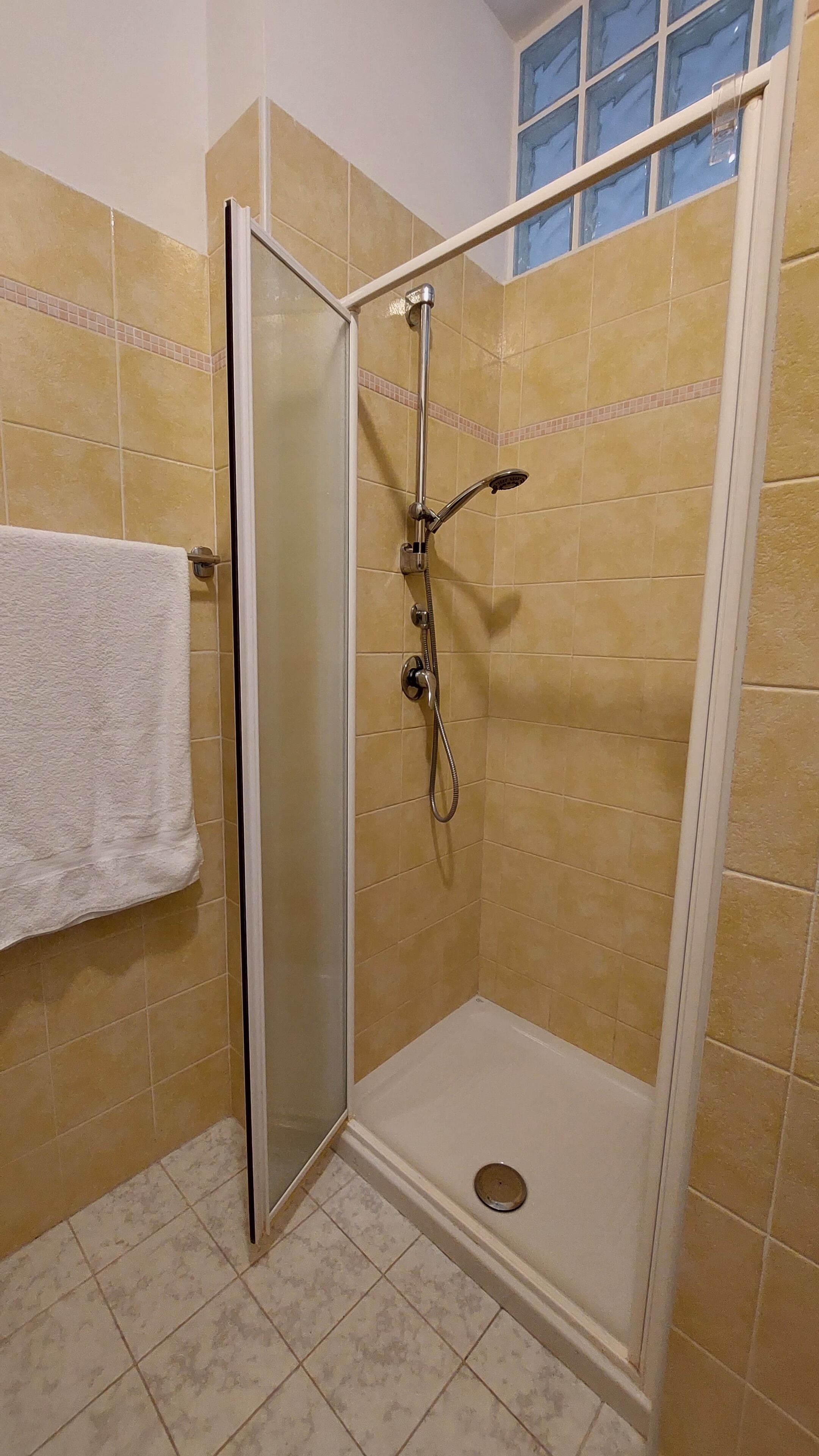 Een douche, een bidet, handdoeken, zeep