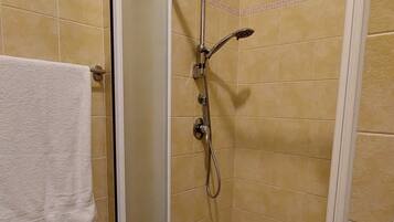 Een douche, een bidet, handdoeken, zeep