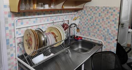 Cosy private room for females in an apartments, 5 mins walk from metro station