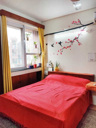 Cosy private room for females in an apartments, 5 mins walk from metro station 