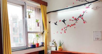 Cosy private room for females in an apartments, 5 mins walk from metro station