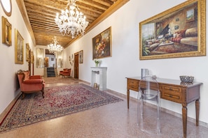 Interior - Vivaldi Suites - Apartment 3 R&R (Venecia)