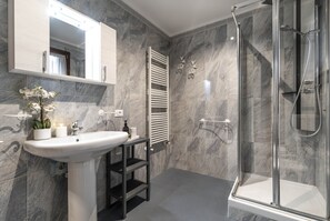 Douche, sèche-cheveux, serviettes fournies