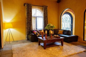 Villa | Living area - Remarkable 4-bed Villa in Retalhuleu, Guatemala (Retalhuleu)
