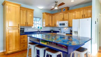 House, 4 Bedrooms | Dapur peribadi | Peti sejuk, pembancuh kopi/teh