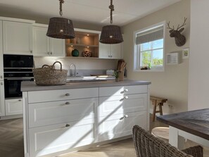 Fridge, dishwasher, coffee/tea maker - Holiday home Buitenplaats 5 in Callantsoog. Suitable for 6 people with 3 bedrooms. (Callantsoog)