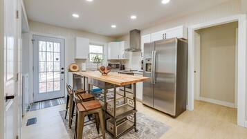 House (3 Bedrooms) | Private kitchen | Microwave, dishwasher, paper towels