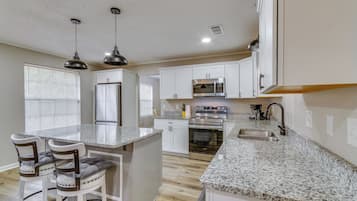 House (3 Bedrooms) | Interior