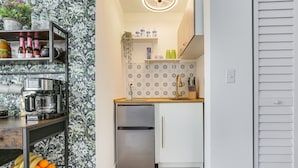 Coffee/tea maker, microwave, paper towels