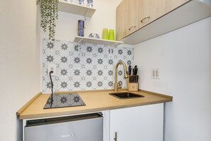 Mikrowelle, Wasserkocher mit Kaffee-/Teezubehör, Küchenrolle