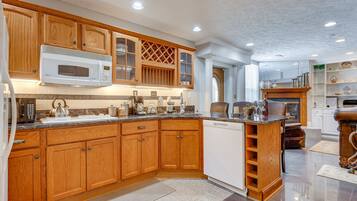 Appartement (1 Bedroom) | Cuisine privée | Four à micro-ondes, lave-vaisselle, vaisselle et ustensiles, essuie-tout