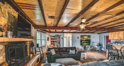 Rustic Valley Cottage w/ Boathouse on Lake Harding