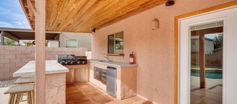 Gorgeous Green Valley Home: Patio & Private Pool!