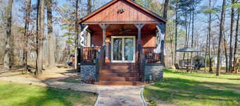 Pet-friendly Broken Bow Cabin: Hot Tub & Fireplace