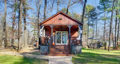Pet-friendly Broken Bow Cabin: Hot Tub & Fireplace