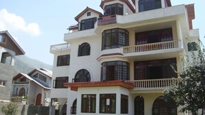 A multi-story building with a sign for 'Silverine'. - Hotel Silverine Srinagar (Srinagar)